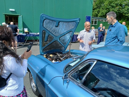 Open bonnet Volvo
